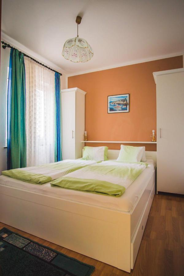 Apartmani Mili Малинска Экстерьер фото